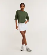 Remera cropped verde militar de algodón, con cuello redondo y mangas cortas holgadas.