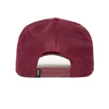 Gorra tipo trucker color bordó con panel frontal estructurado, malla trasera y visera curva con costuras decorativas. Presenta un aplique metálico con logo en el frente.