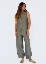 Pantalón gris de lino con corte palazzo y cintura alta.