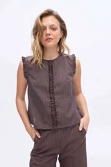 Musculosa marrón a rayas con volados en los hombros y en la línea central frontal, de corte recto y escote redondo.