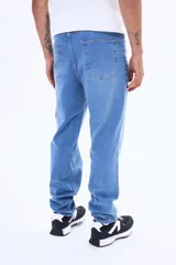 Pantalón de jean color negro con efecto lavado, de corte recto y ajuste cómodo.