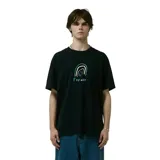 Remera negra de corte holgado con un gráfico bordado en el pecho que simula un arcoíris estilizado con la palabra "Former" debajo.