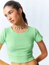 Remera cropped negra de manga corta y cuello a la base.