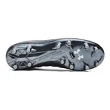Championes de fútbol Under Armour Magnetico Pro 3, color negro con detalles en plateado. Presentan tecnología UA Clone en la parte superior para un ajuste personalizado, puntera anatómica suave y suela innovadora con combinación de tacos planos y cónicos para mayor tracción y agilidad.