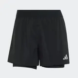Short deportivo Adidas 2 en 1, compuesto por un short exterior tejido y liviano con un short interior elástico integrado. Cuenta con cintura elástica con cordón de ajuste y bolsillos laterales en la capa interna.