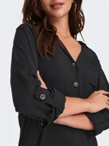 Camisa de viscosa sostenible de manga larga con opción de enrollado, escote en V con cuello camisero, cierre frontal de botones y un bolsillo aplicado en el pecho.