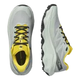Championes de trail running Salomon Ultra Flow 2, de color negro con suela blanca y detalles en gris. Cuenta con upper de malla transpirable, entresuela amortiguada y suela con tacos para mayor tracción en terrenos difíciles.
