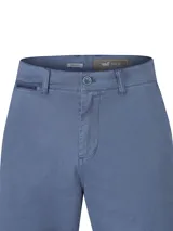 Short de gabardina azul de la marca RKF, modelo Classic, con bolsillos laterales y traseros, tiro medio y cierre frontal con botón y cremallera.