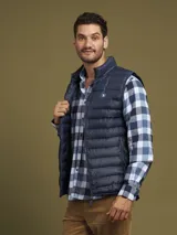 Chaleco azul marino con cierre frontal y cuello alto.