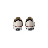 Championes Converse Chuck 70 color crema con detalles en rojo y azul en la suela.