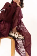 Zapato náutico de horma cuadrada confeccionado en cuero de pelo de vaca con estampado animal print. Presenta detalles de pasamanería en cuero descarne en el frente y laterales, cordones frontales y suela plana con pequeño taco.