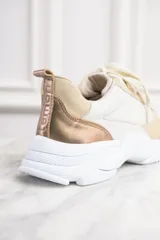 Zapatillas urbanas de cuero color blanco y beige, con suela chunky blanca.