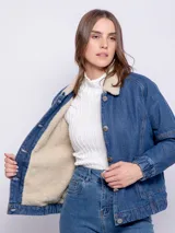 Campera de jean color blanco con corderito en el cuello y en el interior. Cuenta con dos bolsillos en la parte delantera, botones metálicos y elástico en el bajo.