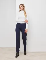 Pantalón de vestir verde oscuro, marca Zac & Rachel, con pretina con faja interna modeladora y bolsillos rectos delanteros y traseros simulados.