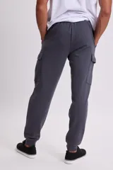 Pantalón estilo jogger en color gris oscuro, con diseño cargo que incluye bolsillos laterales amplios. Cuenta con cintura elástica con cordón ajustable y puños acanalados en los tobillos.