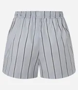 Short de pijama Lov confeccionado en tricolina de algodón, con diseño holgado, estampado a rayas celestes y grises, y cintura elástica con etiqueta frontal de la marca.