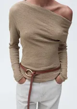 Camiseta de punto color beige con cuello asimétrico y manga larga.