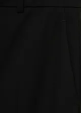 Pantalón de vestir de corte recto y diseño largo, confeccionado en tejido fluido con bolsillos laterales y cierre oculto de botón, gancho y cremallera.