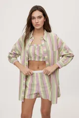 Short a rayas verticales en tonos verde, lila, amarillo y marrón, con tiro medio, cintura elástica en contraste y bolsillos laterales, de calce relajado.