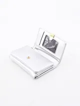 Billetera pequeña color rosa pastel con cierre de solapa y broche metálico dorado.