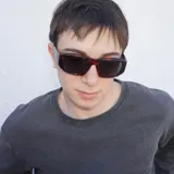 Lentes de sol estilo carey con armazón geométrico grueso y lentes oscuros polarizados con protección UV400.