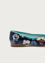 Bailarina de punta redonda con exterior cubierto de lentejuelas que forman un diseño floral multicolor sobre base azul marino. Presenta un ribete en color turquesa y suela plana de cuero.
