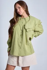 Camisa color crema con doble cuello Claudine con volado y puños Oxford.