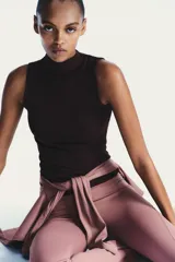 Top negro de manga sisa con cuello subido (mock neck).