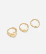 Set de tres anillos dorados de metal con diferentes diseños geométricos.