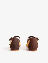 Zapatos Mary Jane de punta cuadrada confeccionados en rafia y cuero nobuck negro, con tira ajustable con hebilla en el empeine y taco plano bajo.
