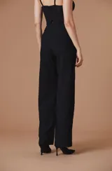 Pantalón de mujer blanco de corte sastrero, tiro alto y silueta amplia de pernera recta con detalles de flecos o pedrería en los laterales.