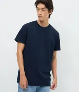 Remera de corte comfort, cuello redondo y manga corta, confeccionada en tejido de algodón con textura.