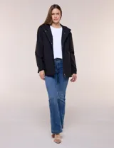 Gabardina estilo parka impermeable de color beige, con capucha fija con cordón ajustable, cierre frontal oculto con broches y bolsillos laterales.
