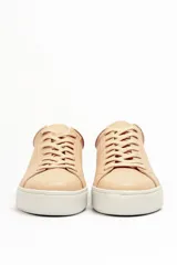 Zapatillas color beige claro, con capellada de cuero suave y acolchado, forro y plantilla de cuero vacuno, y suela de EVA. Tienen una plataforma de 3.8 cm en la parte trasera y 3.2 cm en la delantera.