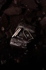 Par de aros colgantes de plata 925 con forma de U invertida y textura martillada.