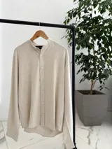 Camisa oversize de lino color beige, con cuello mao y mangas largas.