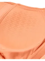 Top deportivo Under Armour con tecnología UA SmartForm, diseñado para soporte medio. Presenta un diseño de escote en V con relleno moldeado, paneles de malla estratégicos para mayor transpirabilidad y tirantes ajustables. Confeccionado en tejido elástico que absorbe el sudor y se seca rápidamente.