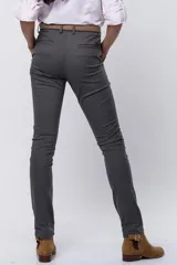 Pantalón de gabardina clásico, de corte recto y color negro, con bolsillos laterales y trabillas para cinturón.