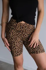 Short tipo biker de lycra con estampado de leopardo en tonos marrones y negros.