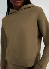 Buzo negro con capucha y corte holgado.