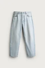 Pantalón de jean corte recto desde la cadera hasta el tobillo, con tiro medio y tejido rígido. Presenta diseño de cinco bolsillos, cierre frontal con botones y acabado en efecto lavado claro.