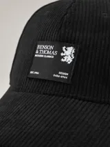 Gorra de béisbol de pana azul marino con parche lateral con el logo de la marca Benson & Thomas.