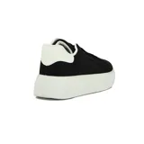 Championes urbanos Austral modelo Chiara de caña baja, color negro con plataforma y detalles en blanco en el talón, cordones y suela.