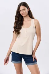 Musculosa básica lisa color beige, con escote redondo y tapeta frontal con tres botones.