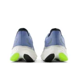 Championes de running New Balance Fresh Foam X More v4, color celeste con detalles en gris y verde flúor.