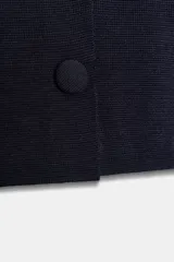 Chaqueta de punto azul marino, de corte corto, con cuello redondo, mangas tres cuartos y cierre frontal con grandes botones forrados al tono.