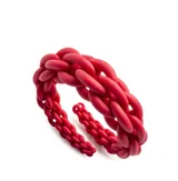 Pulsera plateada de eslabones gruesos y anillo a juego.