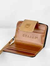 Billetera pequeña tricolor de cuero con cierre de broche y correa de mano. Presenta un logo de búho grabado en el frente.