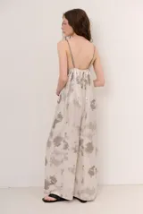 Mono largo de satén con estampa estilo tie-dye en tonos grises y naturales, escote en V con detalle en contraste y breteles finos regulables.