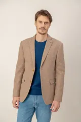 Saco de corte custom fit, confeccionado en una mezcla de lana y seda, con diseño de solapa clásica, cierre frontal de dos botones y bolsillos laterales con solapa.
